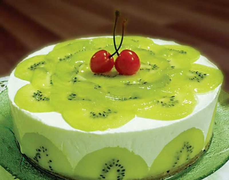 Trang trí bánh kem bằng kiwi tạo điểm nhấn cho bánh