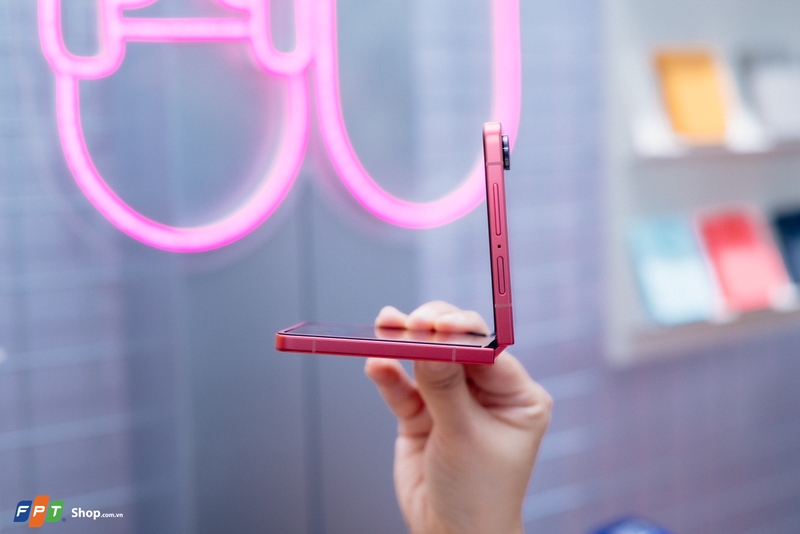 Trên tay Samsung Galaxy Z Flip7 tại Việt Nam (ảnh 6)