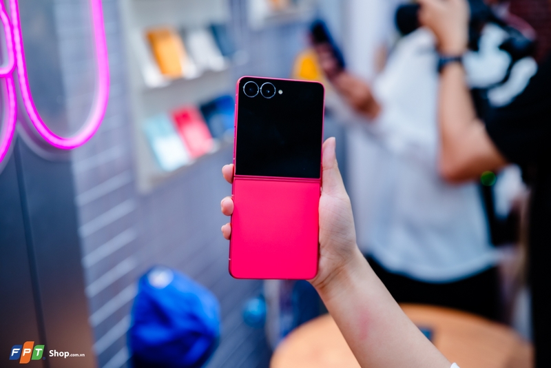 Trên tay Samsung Galaxy Z Flip7 tại Việt Nam (ảnh 5)