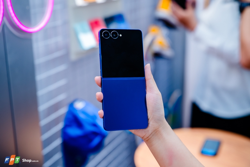 Trên tay Samsung Galaxy Z Flip7 tại Việt Nam (ảnh 12)