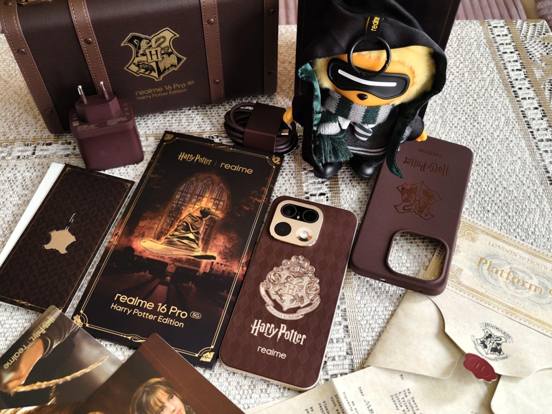 trên tay realme 16 Pro 5G Harry Potter Edition 11.jpg