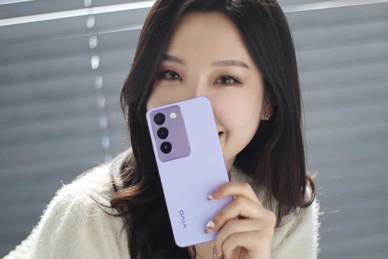 Trên tay vivo Y100 - 01