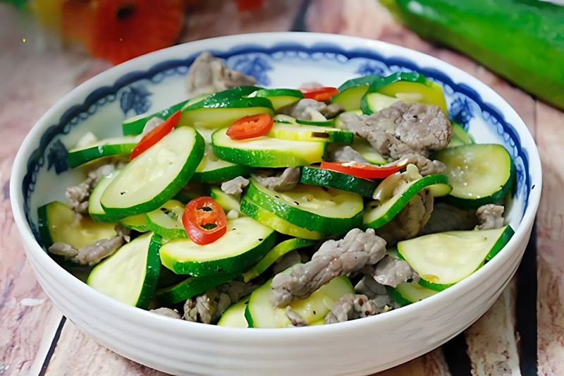 trình bày bí ngòi xào thịt bò