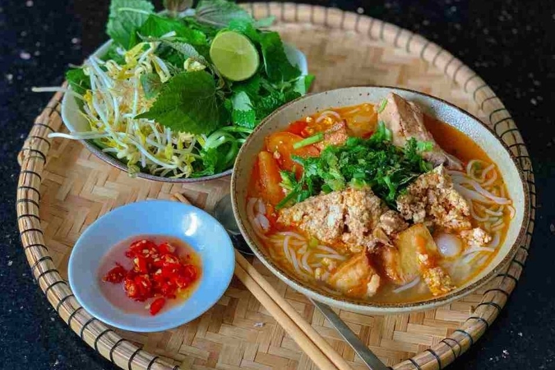 trình bày món bún riêu tóp mỡ