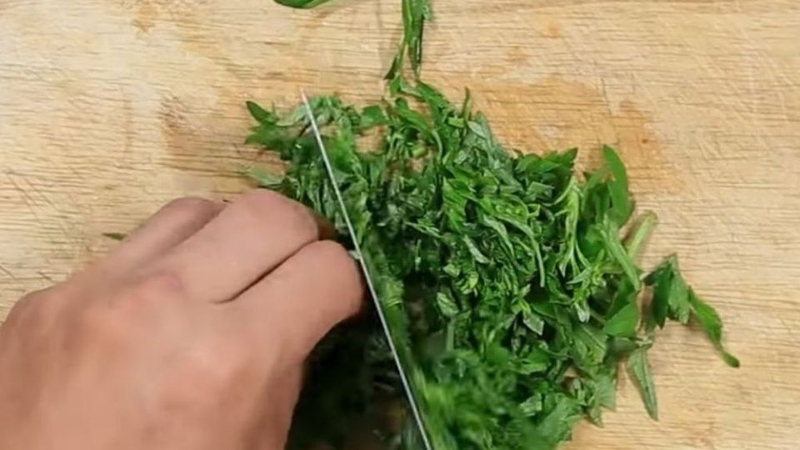 Bước 2: Sơ chế lá lốt