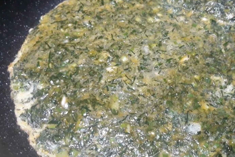 trứng chiên lá lốt hình 8
