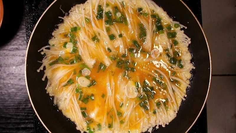 trứng chiên nấm kim châm ảnh 4