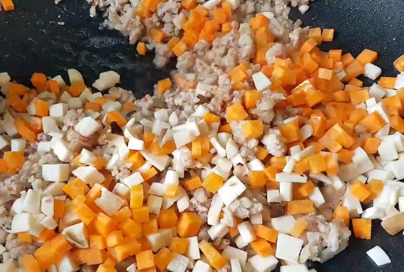 Cho nấm đùi gà và cà rốt vào
