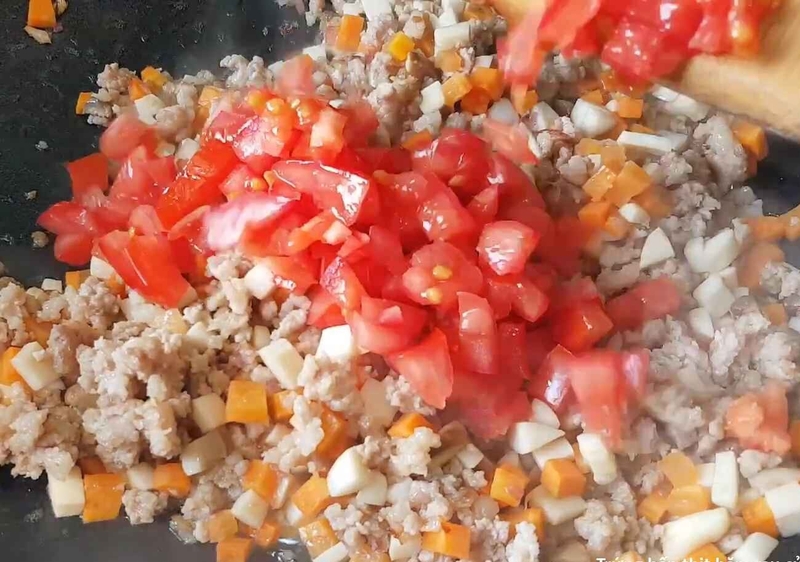 Thêm cà chua băm nhuyễn vào chảo