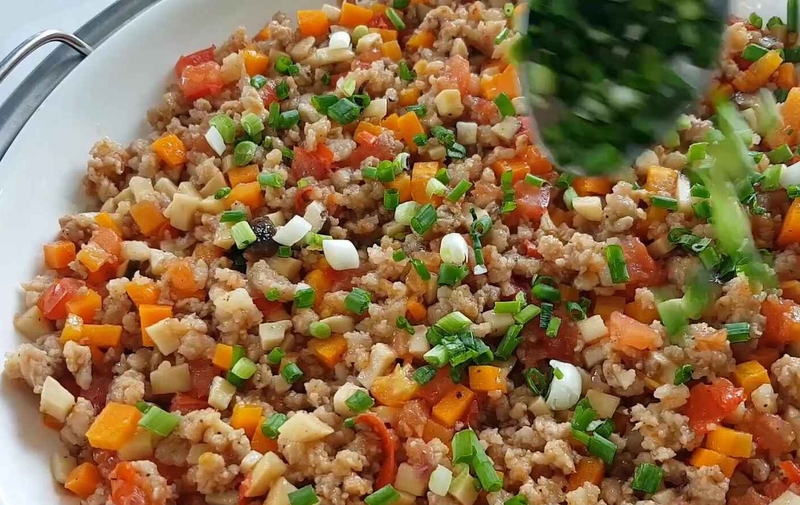 Rắc hành lá đã băm nhuyễn lên