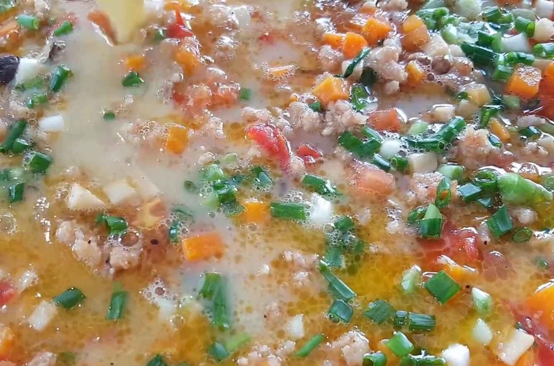 Đổ hỗn hợp trứng đã pha lên trên