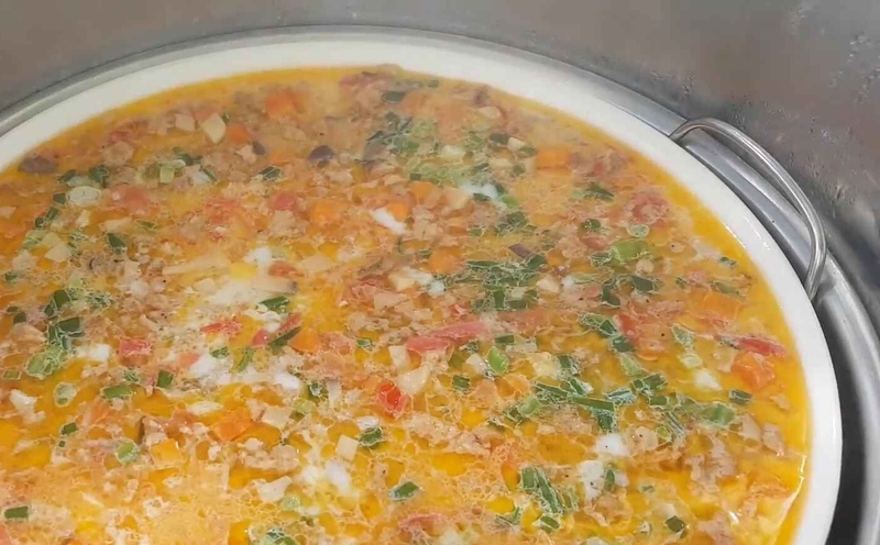 Đặt đĩa trứng vào nồi hấp