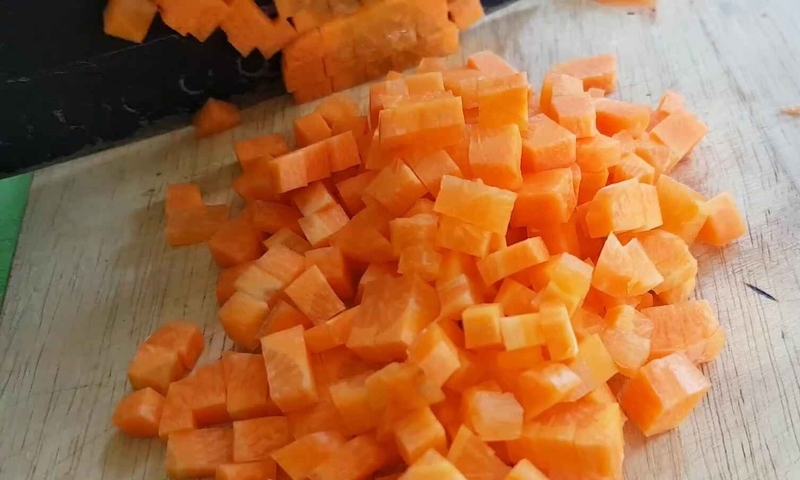 Cà rốt cắt hạt lựu