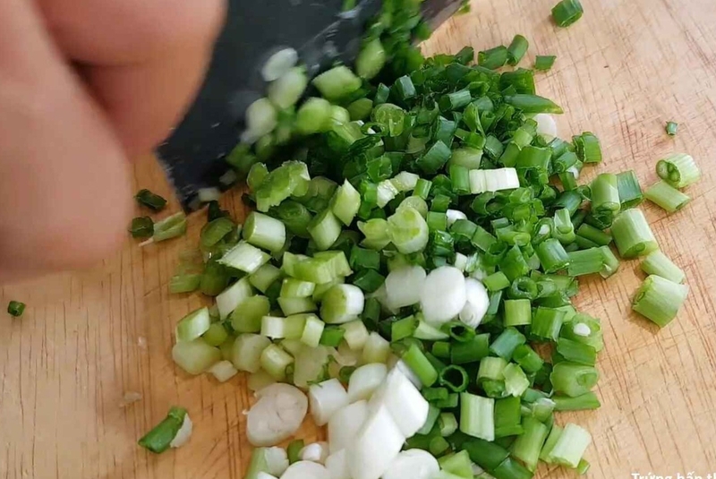 Băm nhỏ hành lá