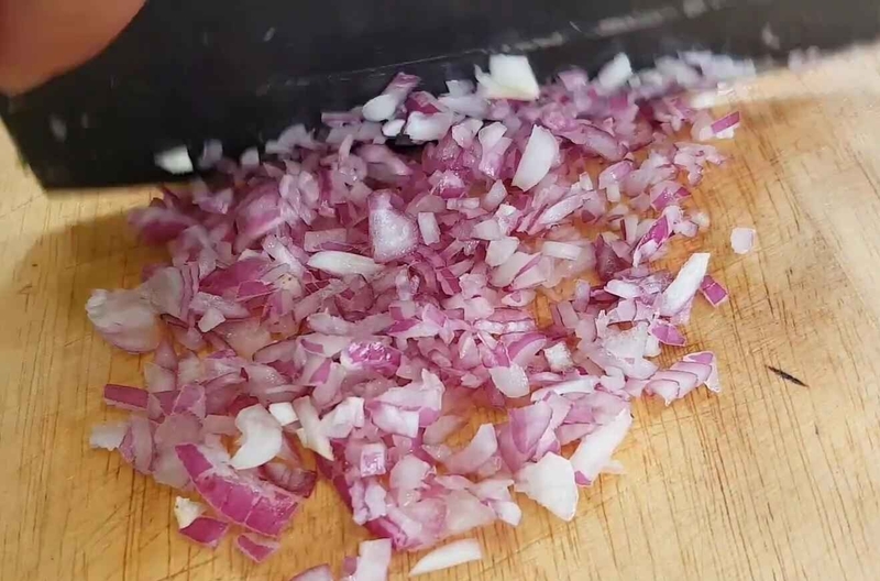 Băm nhỏ hành tím