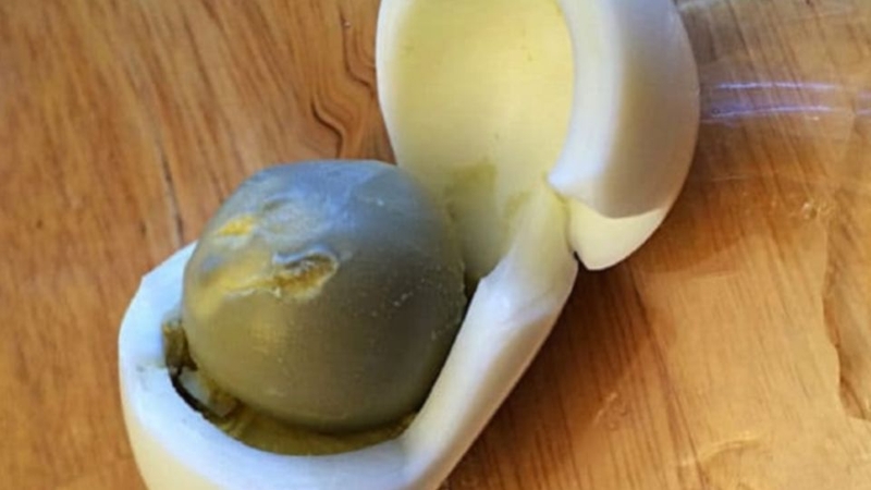 Trứng luộc bị viền xanh có ăn được không? 4