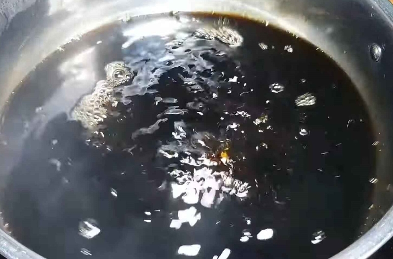 Nấu nước tương ngâm trứng