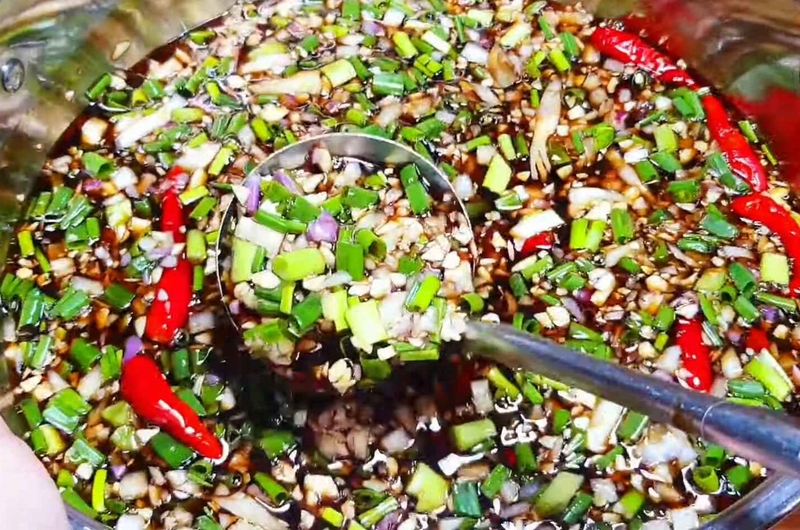 Cho hành tây, hành lá, tỏi, ớt, hành tím vào