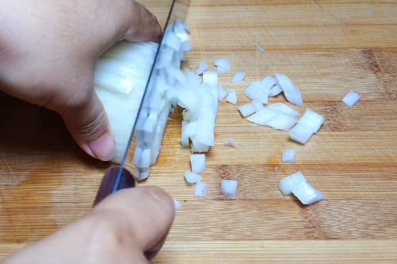 Thái hành tây thành hạt lựu