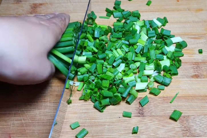 Hành lá rửa sạch, thái nhỏ