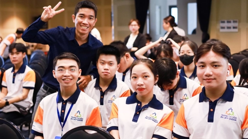 Bạn hãy liên hệ ngay với bộ phận hỗ trợ tuyển sinh thông qua hotline 028.6297.3211 hoặc 0906.783.686