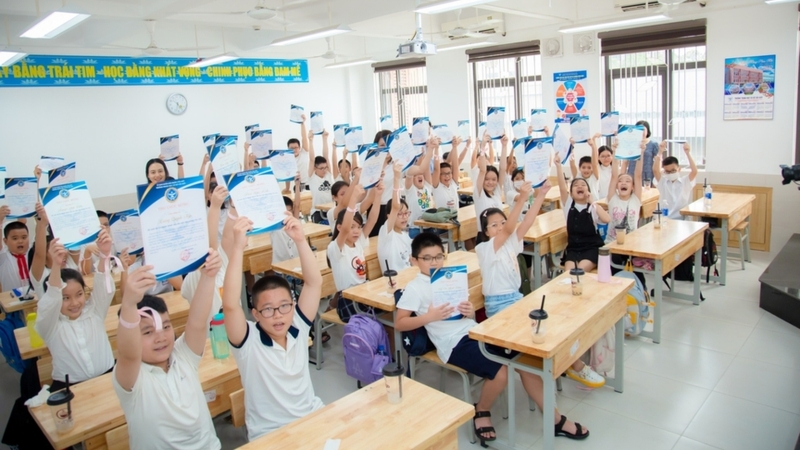 Nên lựa chọn trường công lập hay trường tư thục cho con?