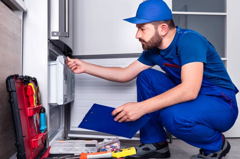 Nhờ đến sự hỗ trợ của thợ sửa chữa tủ lạnh chuyên nghiệp.