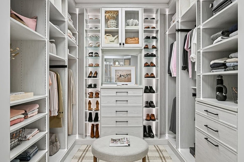 Closet có thể là một không gian nhỏ hoặc phòng riêng dùng để lưu trữ quần áo