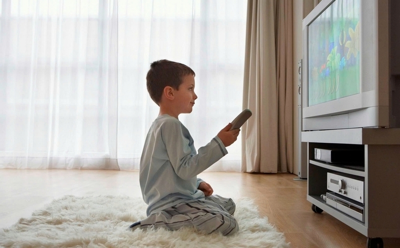 tư thế xem tivi đúng ảnh 3