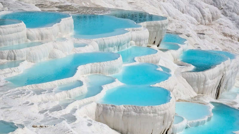 Pamukkale nổi bật với những bậc thang đá vôi trắng xóa