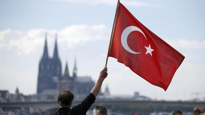 Quốc kỳ của Turkey có hình trăng lưỡi liềm và ngôi sao trắng