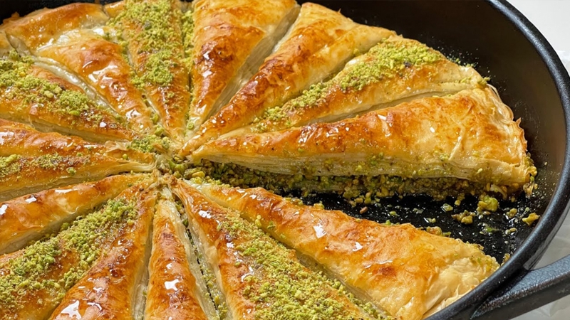 Bánh ngọt Baklava nổi tiếng với lớp vỏ giòn làm từ bột filo mỏng