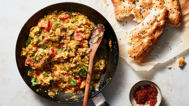 Menemen thường được ăn kèm với bánh mì nóng giòn
