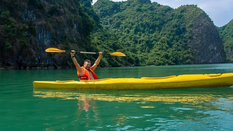 Hoạt động chèo thuyền tại Tuyệt Tình Cốc