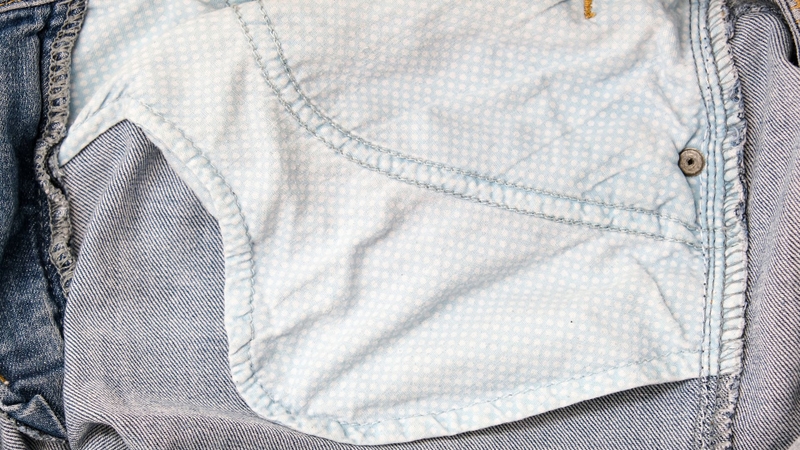 Bước 2: Bắt đầu ủi quần áo từ mặt trái