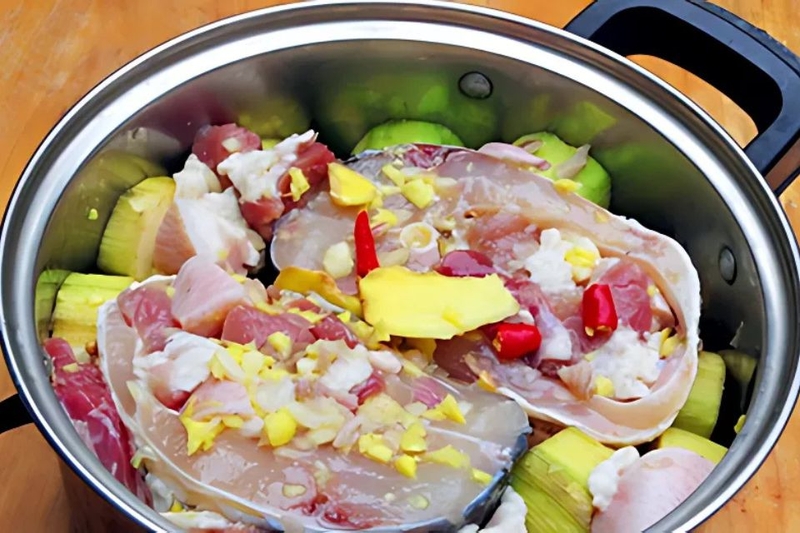 Cá trắm kho chuối xanh 1