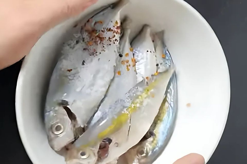 ướp gia vị cá chỉ vàng
