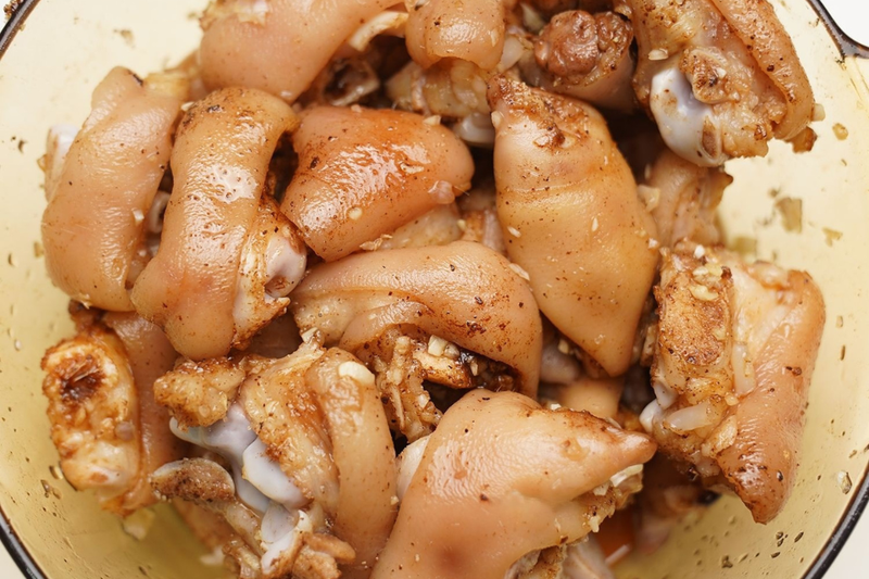 ướp thịt chân giò