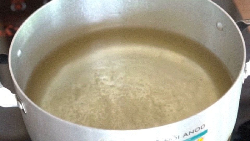 Bước 2: Nấu nước đường phèn