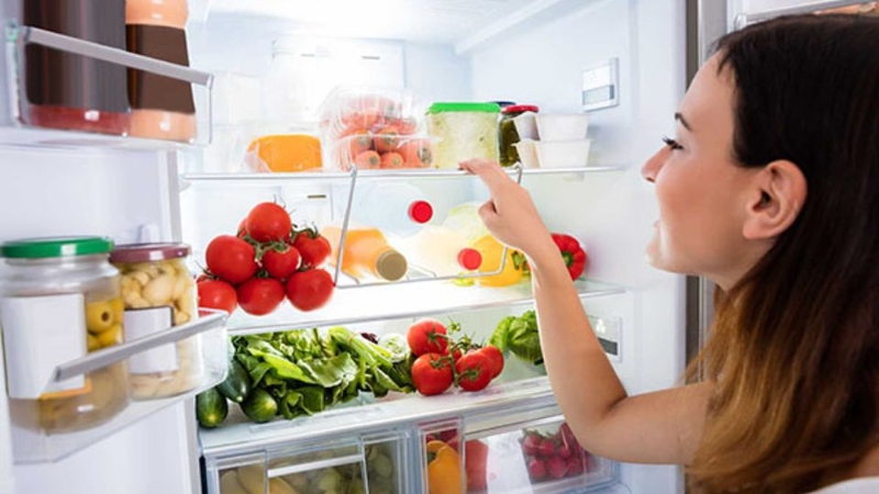Bạn hãy lấy hết đồ ăn, thực phẩm có trong tủ lạnh đưa ra bên ngoài