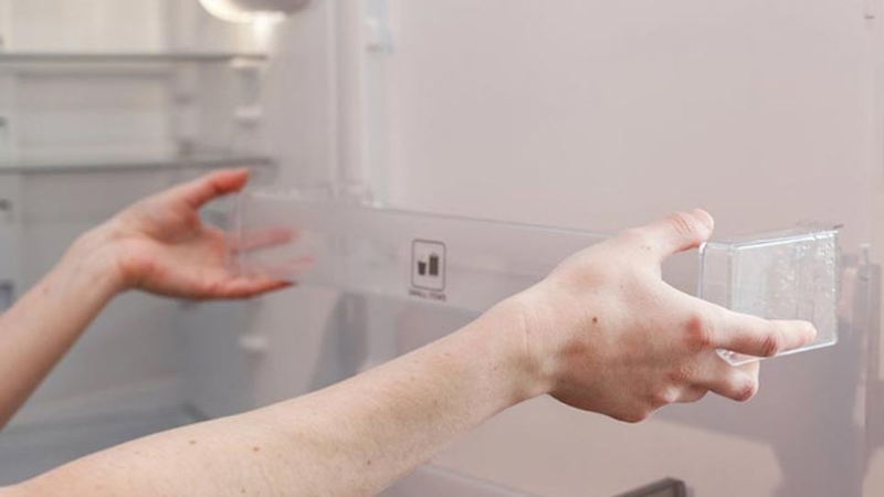 Tháo khay kệ tủ lạnh ra bên ngoài