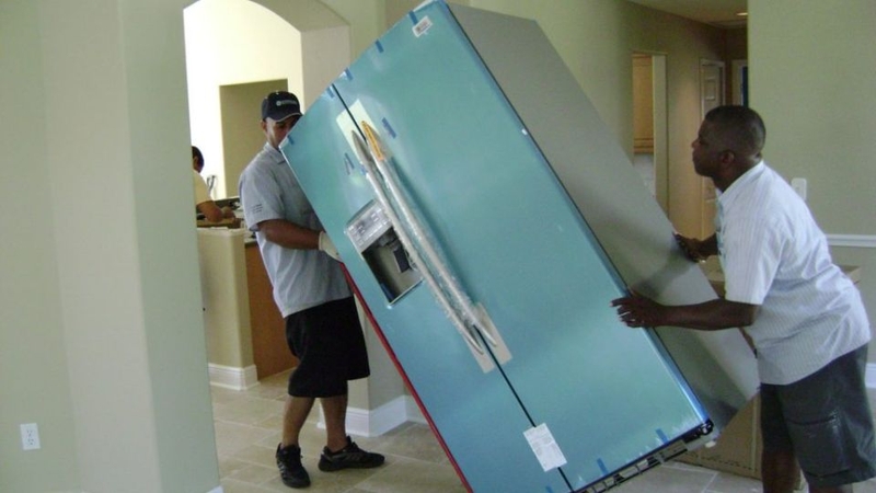 Cố định chặt các bộ phận và tiến hành bọc tủ lạnh