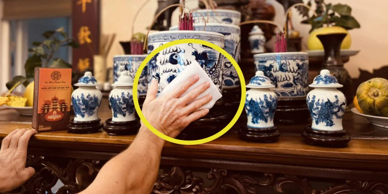 Sắp xếp và vệ sinh bàn thờ