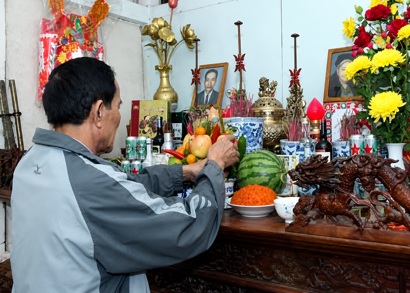 Lau dọn bàn thờ cúng