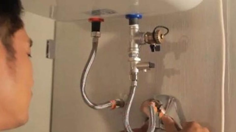 van xả &aacute;p b&igrave;nh n&oacute;ng lạnh chảy nước 3