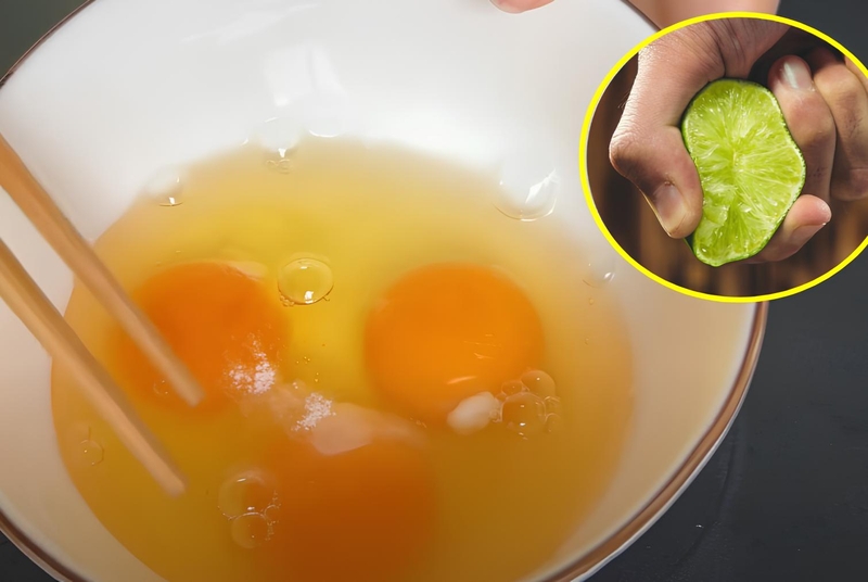 Vì sao nên vắt chanh vào trứng rán?