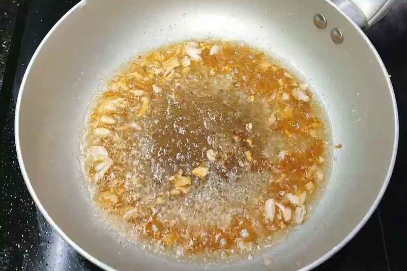 Cho tỏi xay nhuyễn vào phi thơm