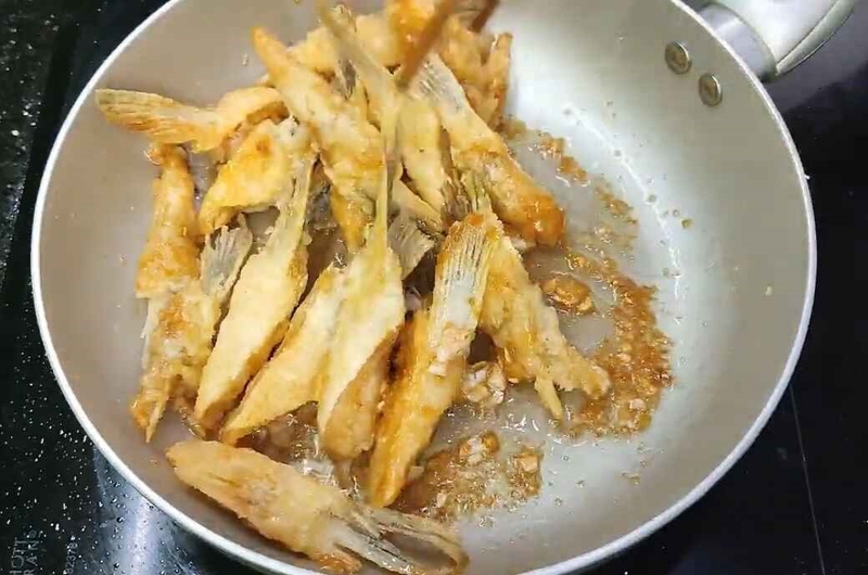 Cho phần vây cá hồi đã chiên sơ vào chảo