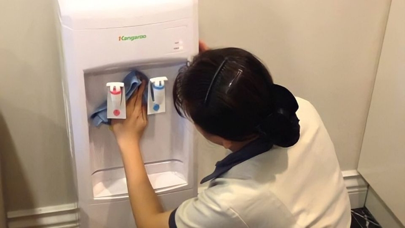 Vệ sinh cây nước nóng lạnh Kangaroo 4