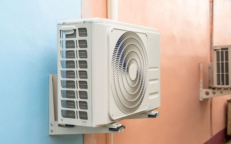 Bước 3: Vệ sinh bộ phận dàn nóng bên ngoài